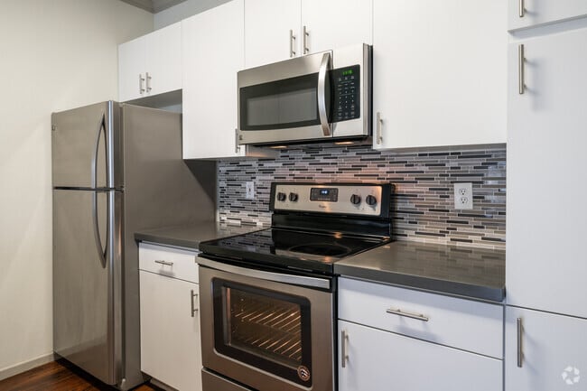 1BR, 1BA - Residence 1 Luxury - Park Central