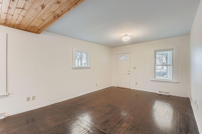 Photo - 475 Lawson Ave W