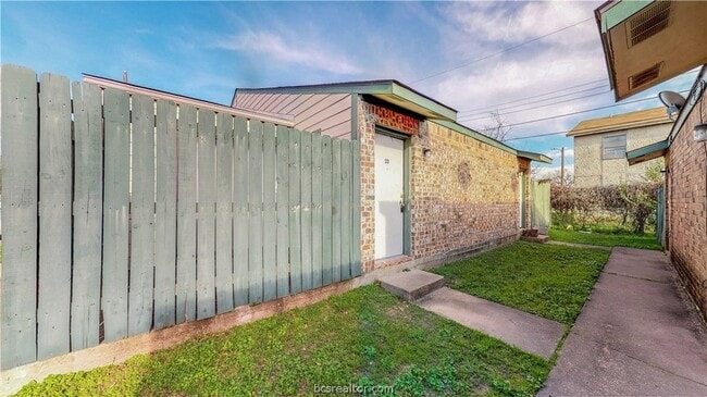 Building Photo - 725 Peppertree Dr Unit 22