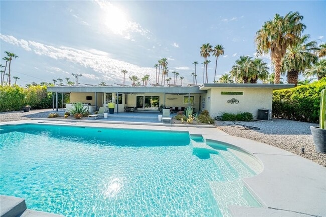 Building Photo - 1600 Palm Tree Dr