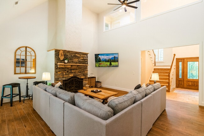 Building Photo - 3115 High Ridge Rd Unit ID1293783P