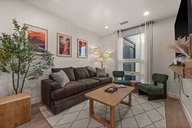 Photo - 644 400 W Unit SI FL7-ID1602587P