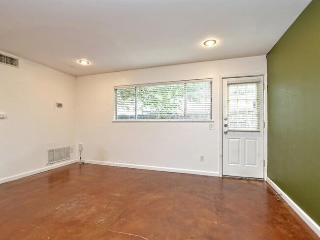 Photo - 604 Franklin Blvd Unit B