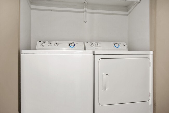 C242450_AdairoffAddison_Vacant1b1b_Laundry_01 - Adair off Addison