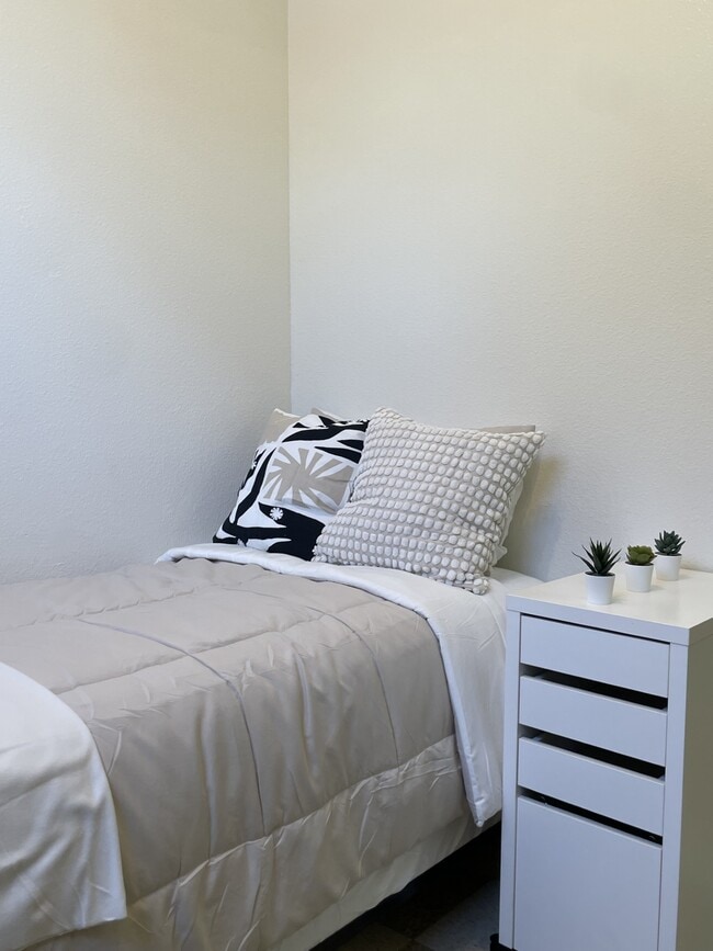 Deluxe Unit - Peachtree Inn - Fully furnished units!