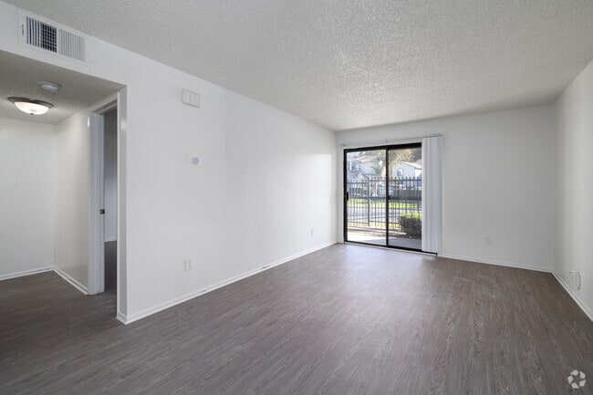 1BR, 1BA - 720SF - Living Room - Lakeridge Apartments