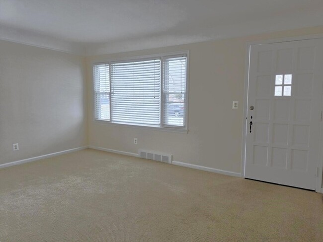 Photo - 9924 Roseland St