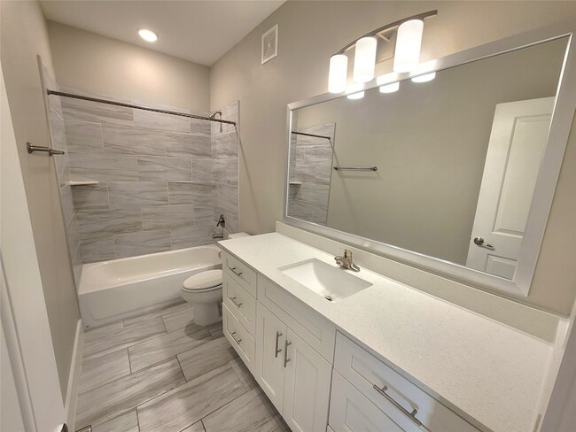 Building Photo - 1620 Oak Tree Dr Unit 3210