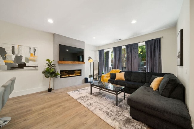 Building Photo - 2110 W Washington Blvd Unit ID1261733P