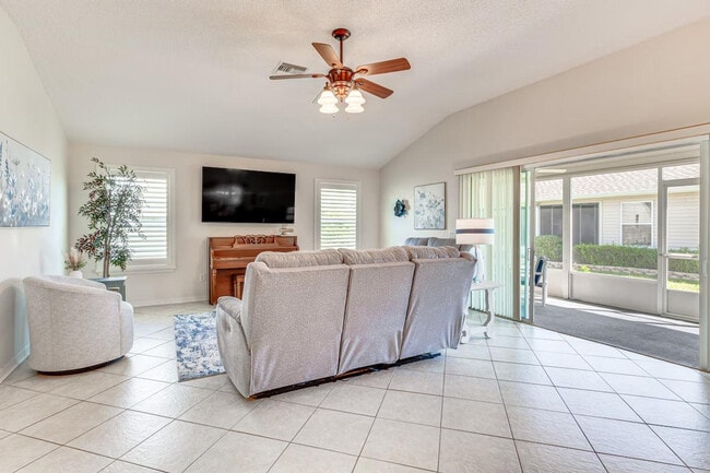 Building Photo - 684 Winifred Way Unit SI ID1386176P