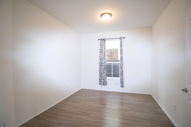 Photo - 2105 Ebony Dove St