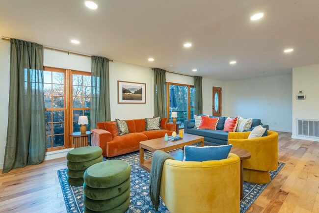 Building Photo - 32 Whitaker View Rd Unit ID1352405P