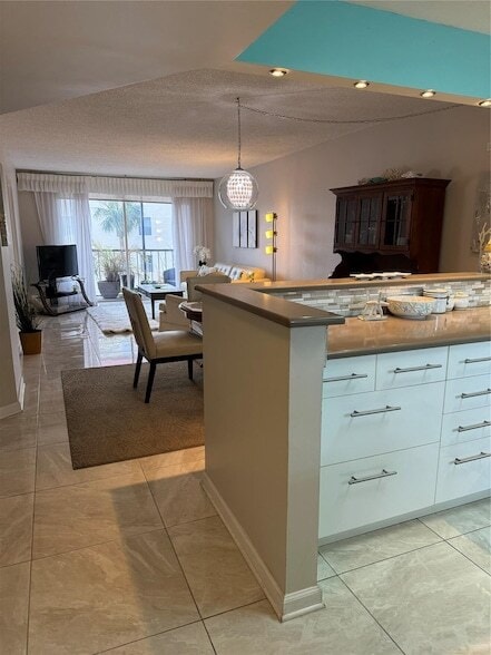 Building Photo - 5300 NE 24th Terrace Unit 303