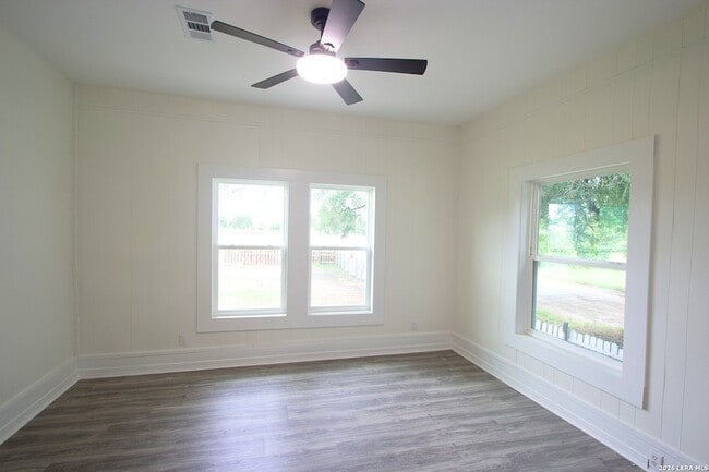 Photo - 106 N Pear St