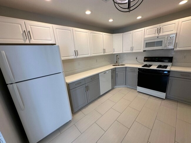 Photo - 27 Cottonwood St