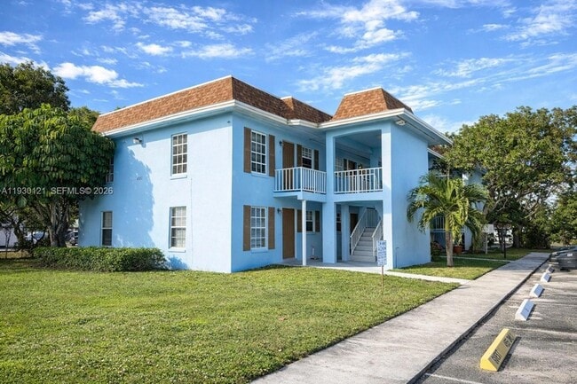 Building Photo - 4951 Wedgewood Way Unit 1