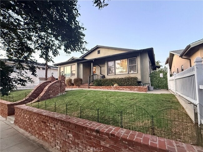 Photo - 970 W 8th St