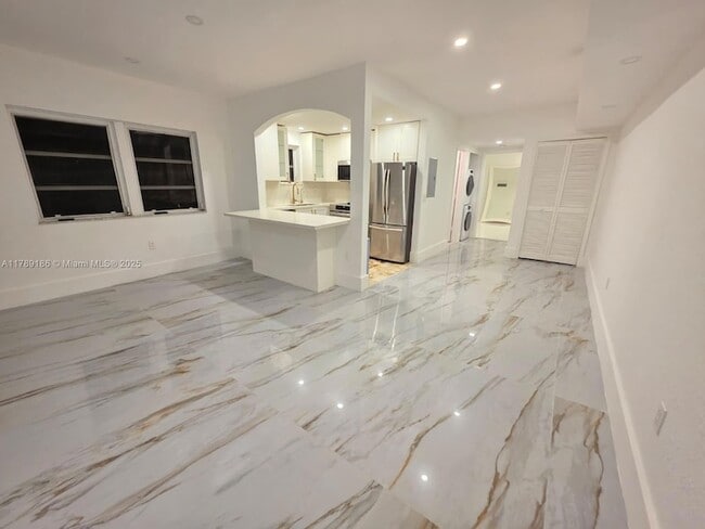 Building Photo - 760 Euclid Ave Unit 204