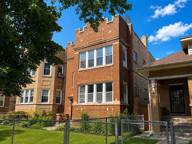 Building Photo - 5536 N Spaulding Ave