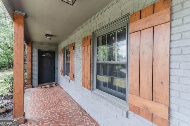 Photo - 302 E Valley Rd NE