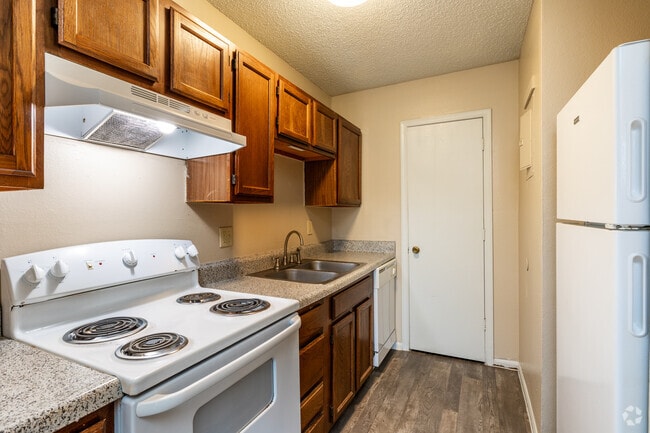 2BR, 1BA - 745SF - Kitchen - Southfork Apartments