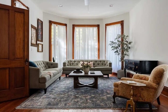 Building Photo - 1116 W 10th St Unit ID1292407P