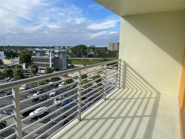 Building Photo - 2900 NE 30th St Unit 7B