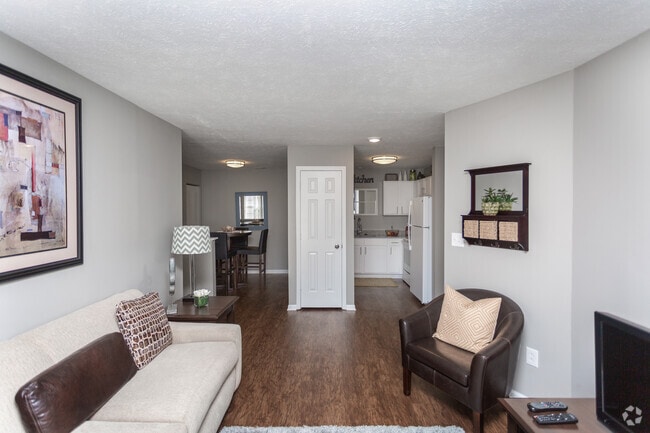 2BR, 2BA - 961 SF - Lakeview Court Apartments