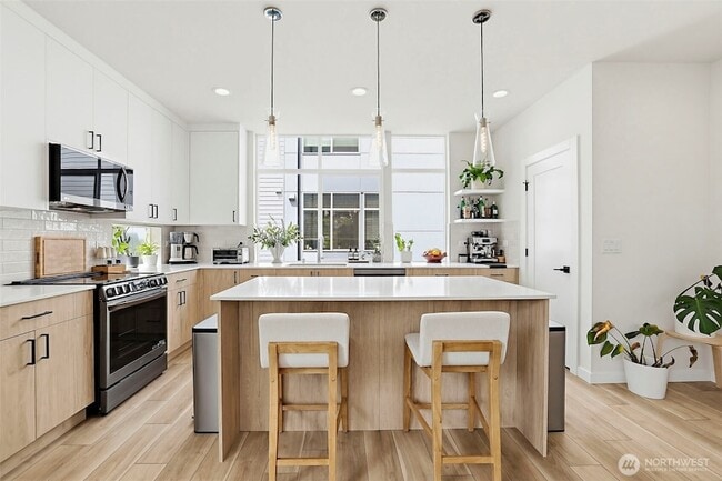 Photo - 902 N 86th St