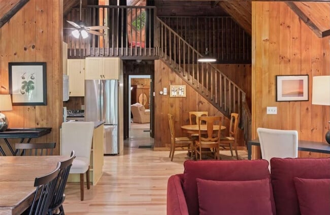 Building Photo - 46 Christmas Tree Ln Unit SI ID1502484P