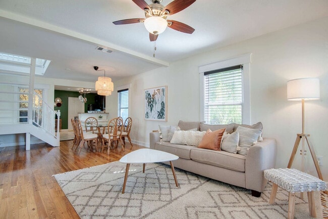 Building Photo - 108 E Flora St Unit ID1310922P