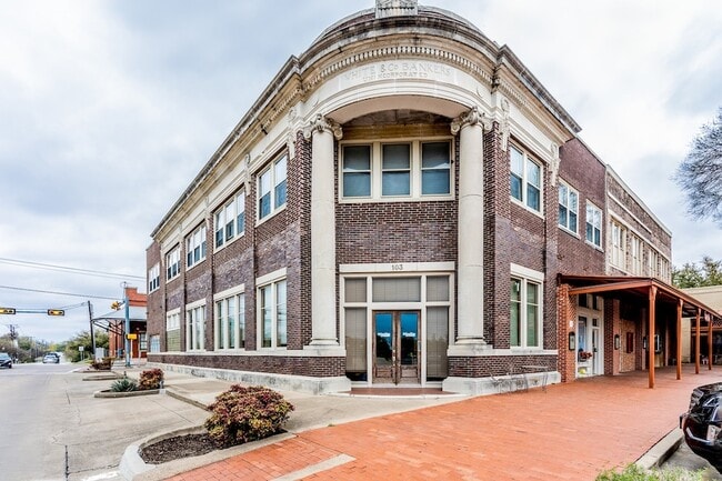 Building Photo - 103 Historic Town Square Unit 210