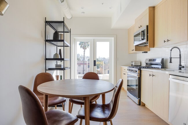 Photo - 611 N Virgil Ave Unit FL3-ID1335