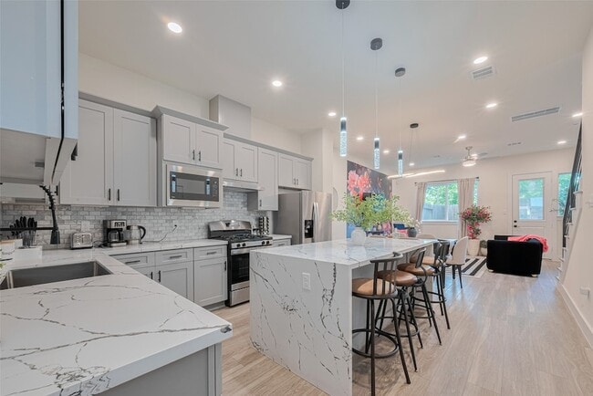 Photo - 2909 Nagle St