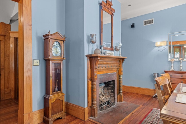 Building Photo - 221 SE 7th St Unit ID1359129P