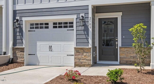 Photo - 834 Macassar Ln