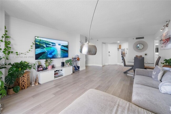 Building Photo - 3530 Mystic Pointe Dr Unit 1406