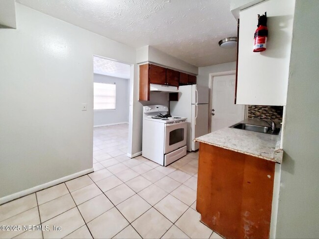 Photo - 2840 Cook St