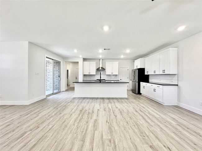 Photo - 8736 Kington