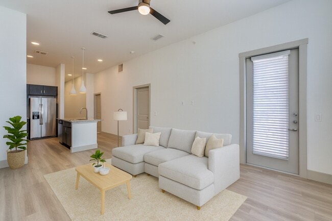 Building Photo - Valor at the Realm