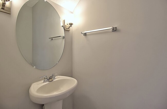 Photo - 566 Burke Dr