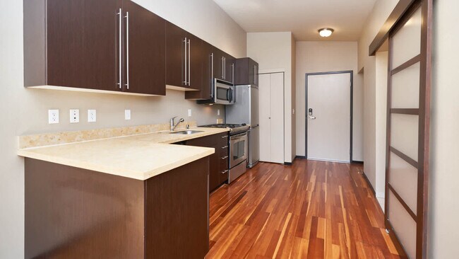 Kitchen with Stainless Steel Appliances - Moda