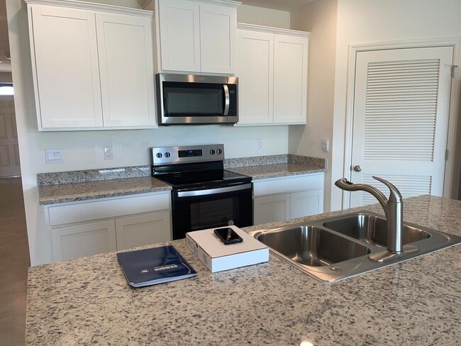 Photo - 866 Dugan CIR SE