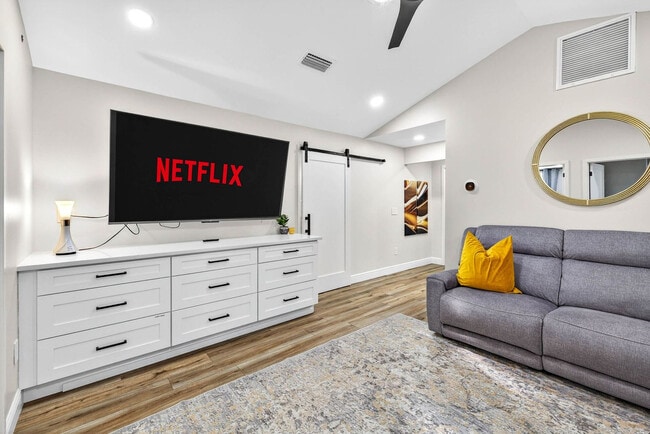 Building Photo - 319 Brentwood Dr Unit ID1297049P