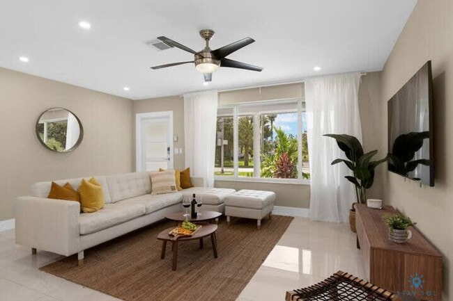 Building Photo - 220 NE 10th Ave Unit ID1227318P