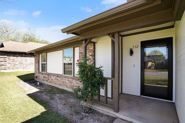 Photo - 772 Hampshire Dr