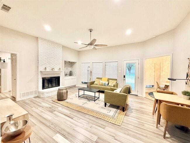 Photo - 16235 Red Wood Cir N
