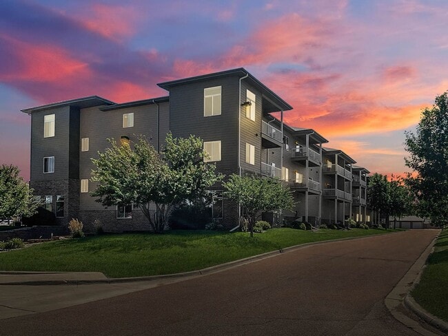 Exterior - MacArthur Square Apartments