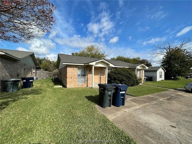 Building Photo - 1521 Hillside Dr Unit CS