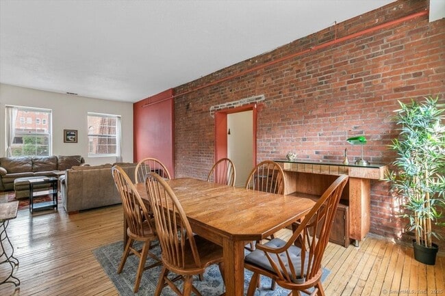 Photo - 196 Crown St